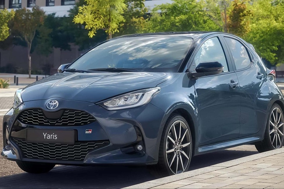 Toyota verpasst dem Yaris zum Februar 2025 eine kleine Modellpflege: Wir verraten, was sich bei dem Hybrid-Kleinwagen alles ändert und wo er im Leasing steht