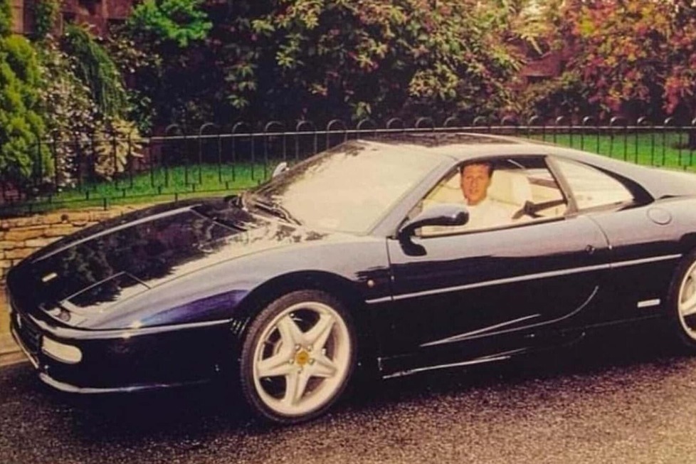 Der F355 GTS war sein erster Dienstwagen und trägt sogar sein Autogramm auf dem Sitz