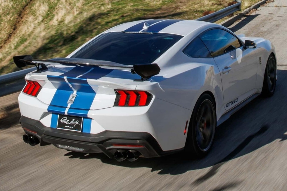Das ist der Shelby GT350 aus dem Jahr 2025. Technisch gesehen heißt er nicht Mustang, weil er nicht von Ford gebaut wird