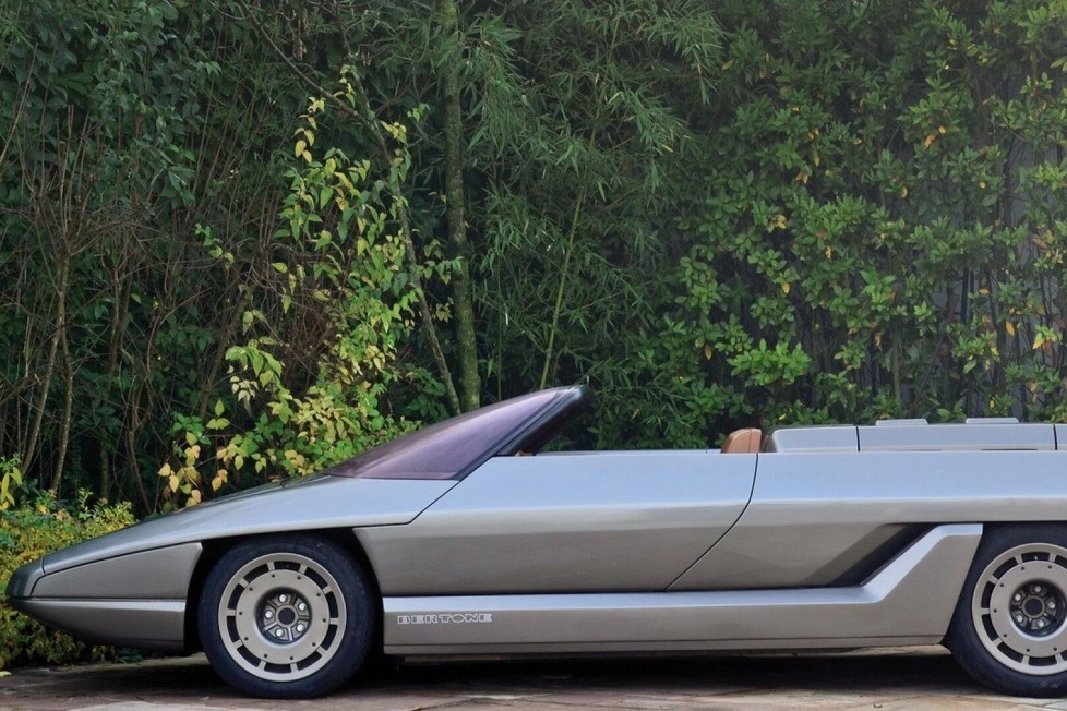 Das Bertone-Modell wurde in Turin vorgestellt, um den Hersteller aus einer tiefen Krise herauszuführen ...