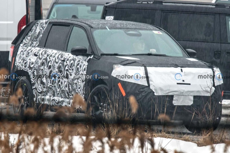 Diese Erlkönigbilder geben einen ersten Eindruck des nächsten Jeep Cherokee, inklusive Auspuffendrohren