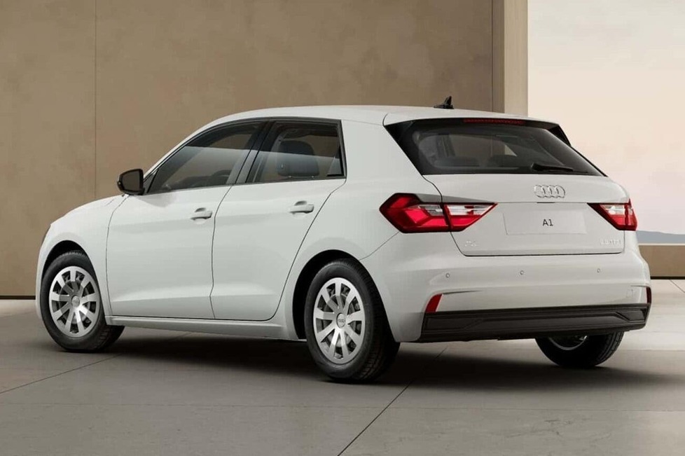 Die Basisversion des Audi A1 hat ein Fünfgang-Schaltgetriebe und einen Dreizylindermotor, der weniger als 100 PS leistet: Außerdem gibt es nur Stahlfelgen