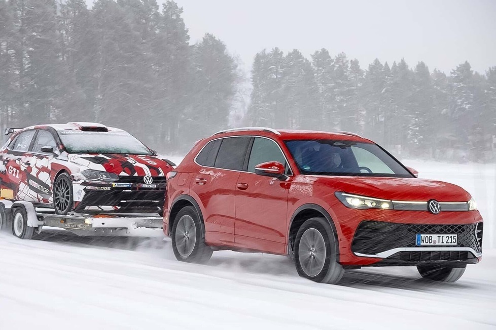 VW spendiert dem Passat, dem Tiguan und dem Tayron neue 2.0 TSI mit Allrad: Die maximale Anhängelast liegt damit zwischen 2.200 und 2.500 Kilogram