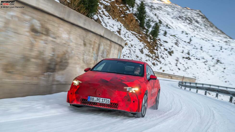 Nuova Mercedes CLA, la prova da passeggero