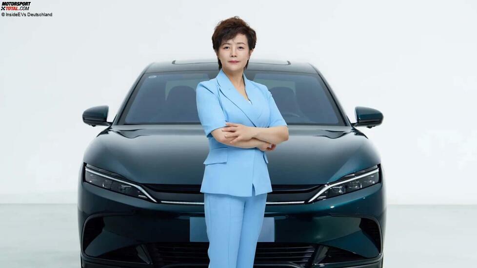 BYD-VizeprÃ¤sidentin Stella Li vor einem Fahrzeug der Marke