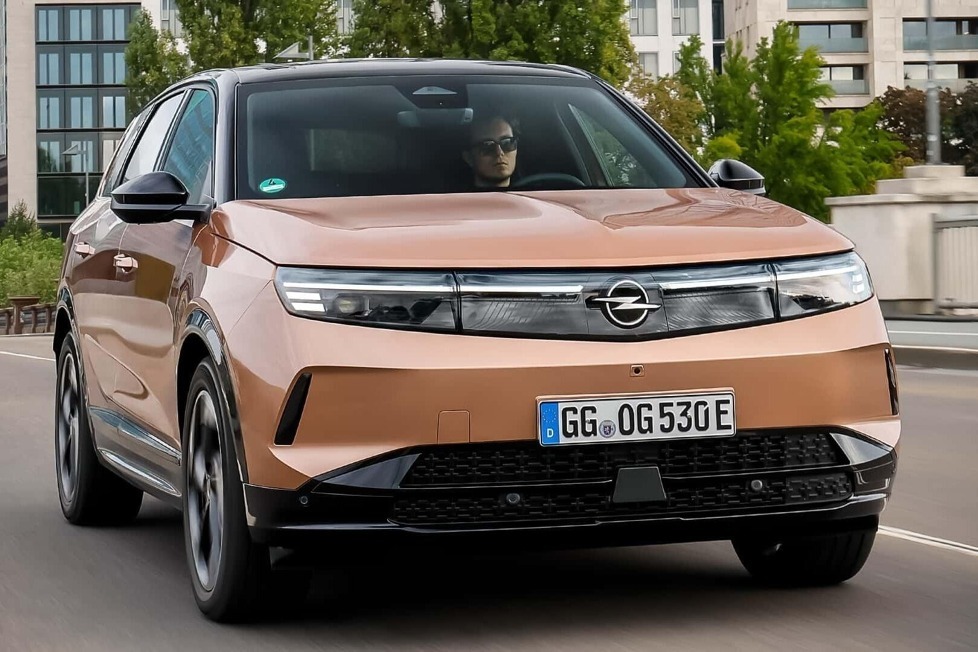 Drei Motor-Akku-Kombinationen sind angekündigt, nur zwei sind verfügbar - Die aber sind eher uninteressant, es fehlt die Long-Range-Version