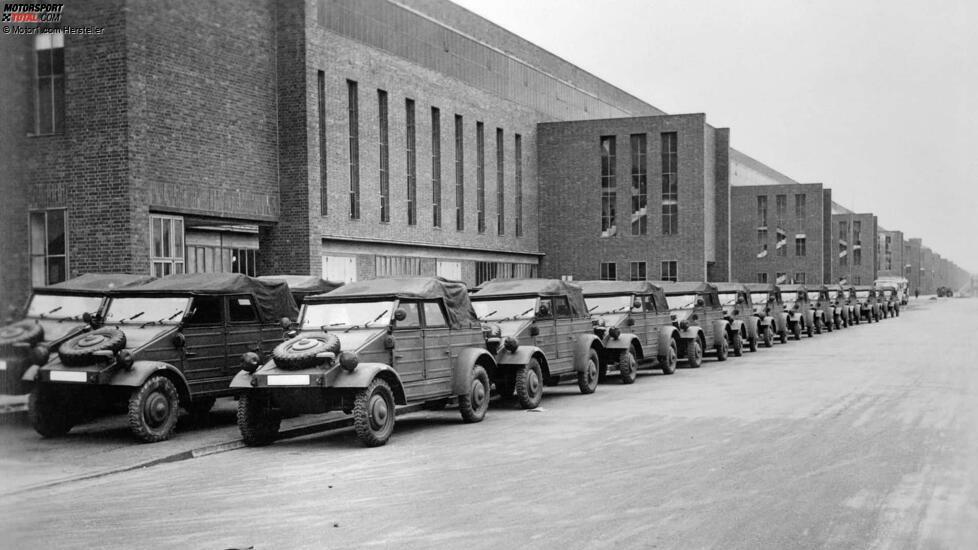 Fertige Kübelwagen (Typ 82) im Volkswagen-Werk Wolfsburg nach der Befreiung 1945