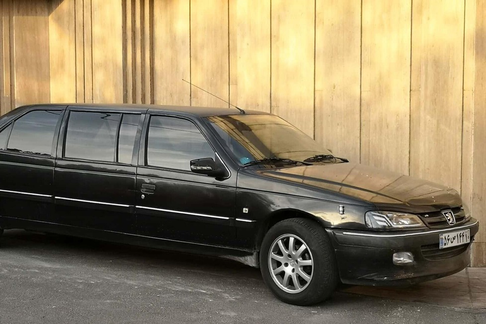 Dort kann man auch nach fast 40 Jahren noch eine 405 Limousine kaufen