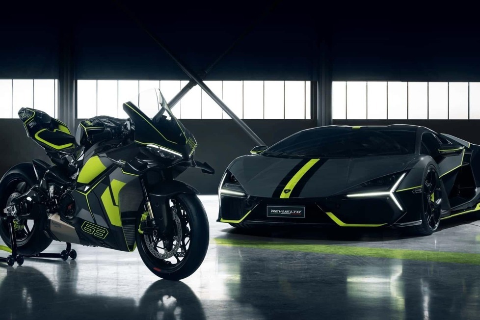 Panigale V4 Lamborghini plus passendem Revuelto während der Milano Design Week vorgestellt
