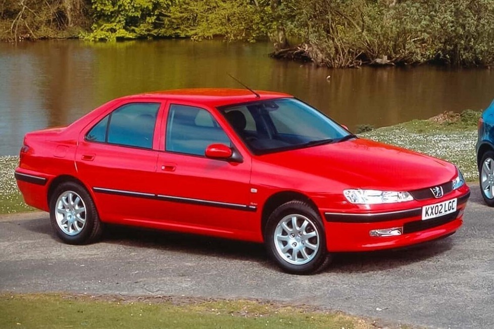 Der 406 wird 2025 auch schon 30 Jahre alt: Wir blicken zurück auf das bildschöne Coupé und die Limousine als Kult-Taxi im Film