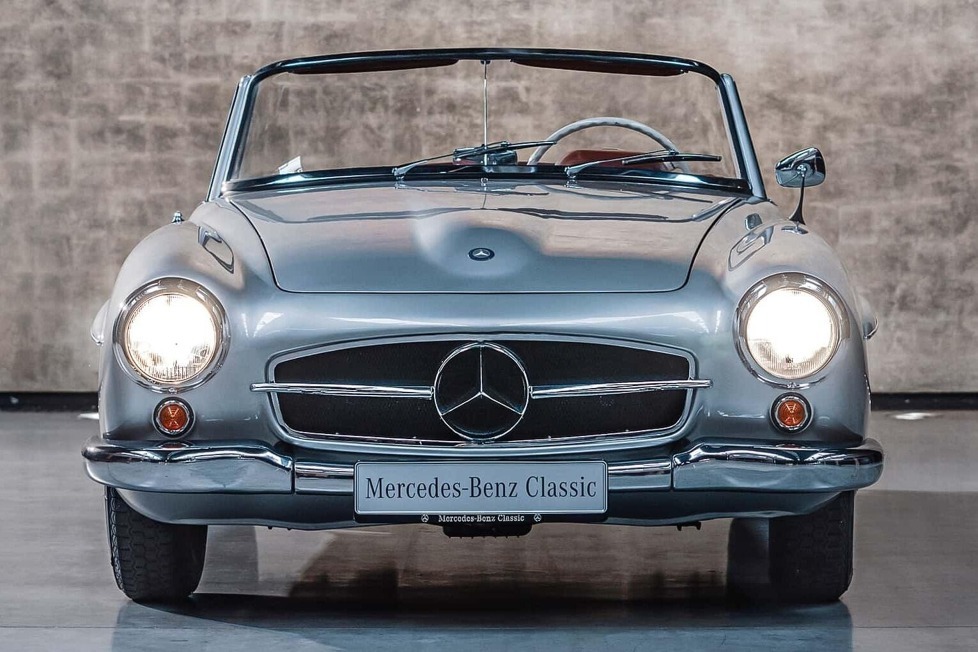 Zeitgleich mit dem berühmten 300 SL Flügeltürer stellte Mercedes auch den günstigeren 190 SL vor: Er wurde speziell in den USA zum Erfolg
