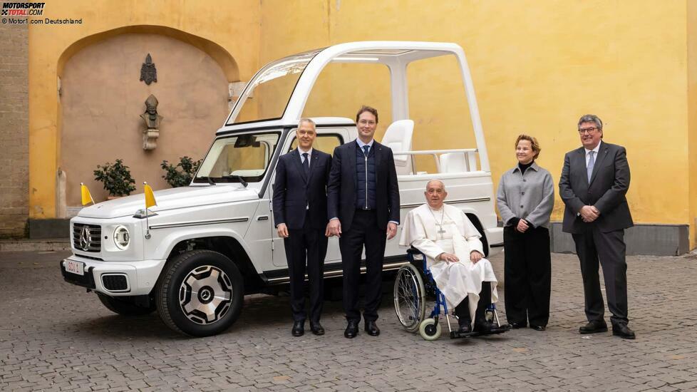 Papst Franziskus erhält erstes elektrisches Papamobil von Mercedes-Benz