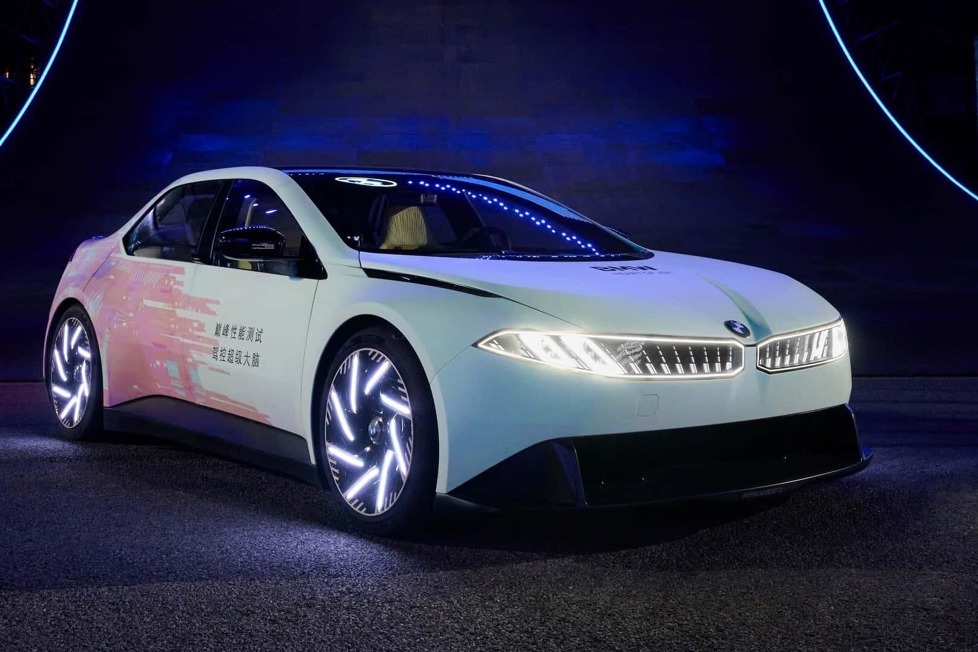 BMW demonstriert zwei Tage vor der weltgrößten Automesse Fahrmanöver mit dem Hochleistungs-Testfahrzeug BMW Vision Driving Experience