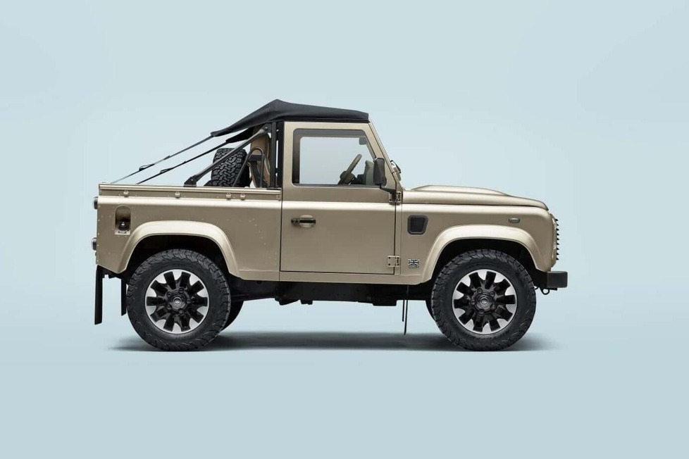 Das Land Rover Classic-Sortiment wird durch den Defender V8 Soft Top bereichert, der auf Bestellung in Handarbeit gefertigt wird