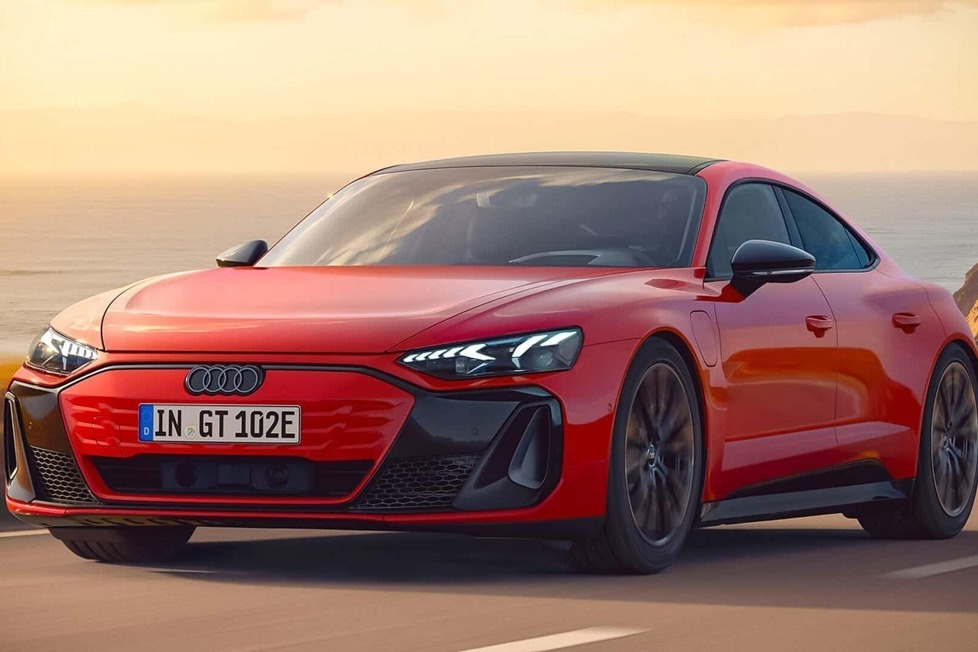 Nach dem letztjährigen Facelift fiel beim e-tron GT die Basisversion weg: Jetzt ist sie wieder da, will mit der größten Reichweite und Preisvorteil punkten