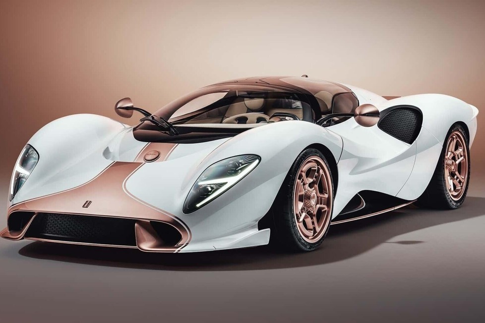 Nach sechs Jahre hat De Tomaso endlich einen serienreifen P72 gezeigt: Der soll noch 2025 mit V8 und ohne digitalen Wahnsinn auf den Markt kommen