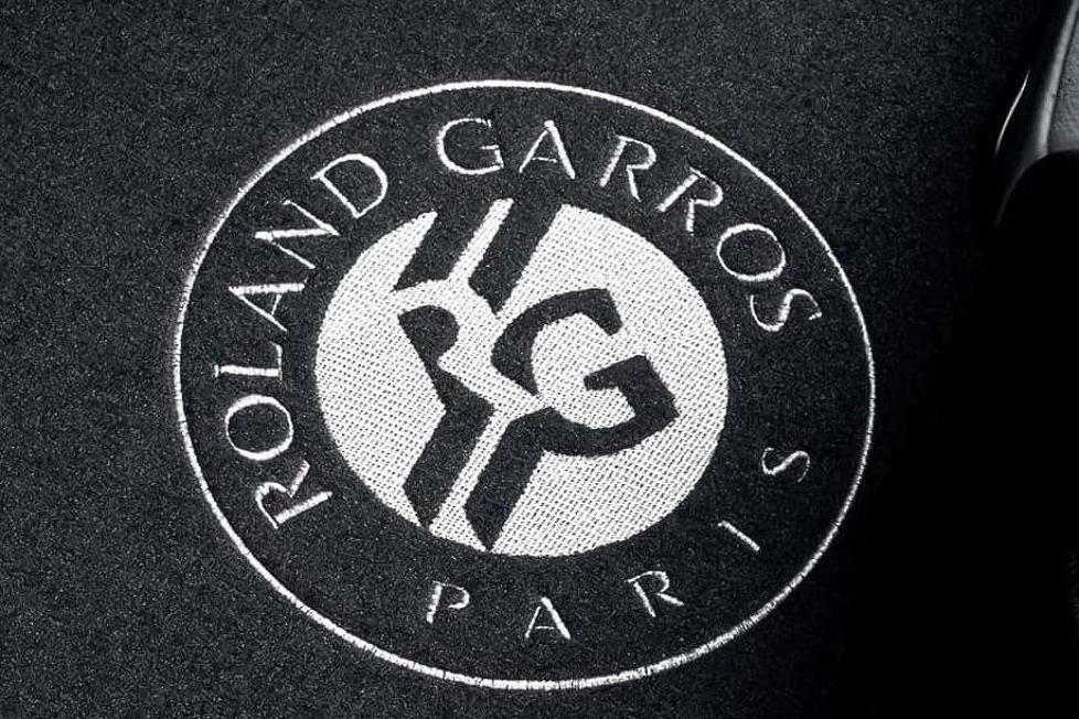 Roland Garros bezeichnet das Grand-Slam-Tennisturnier in Paris, die French Open: Bekannt ist der Name auch durch Sondermodelle von Peugeot und Renault