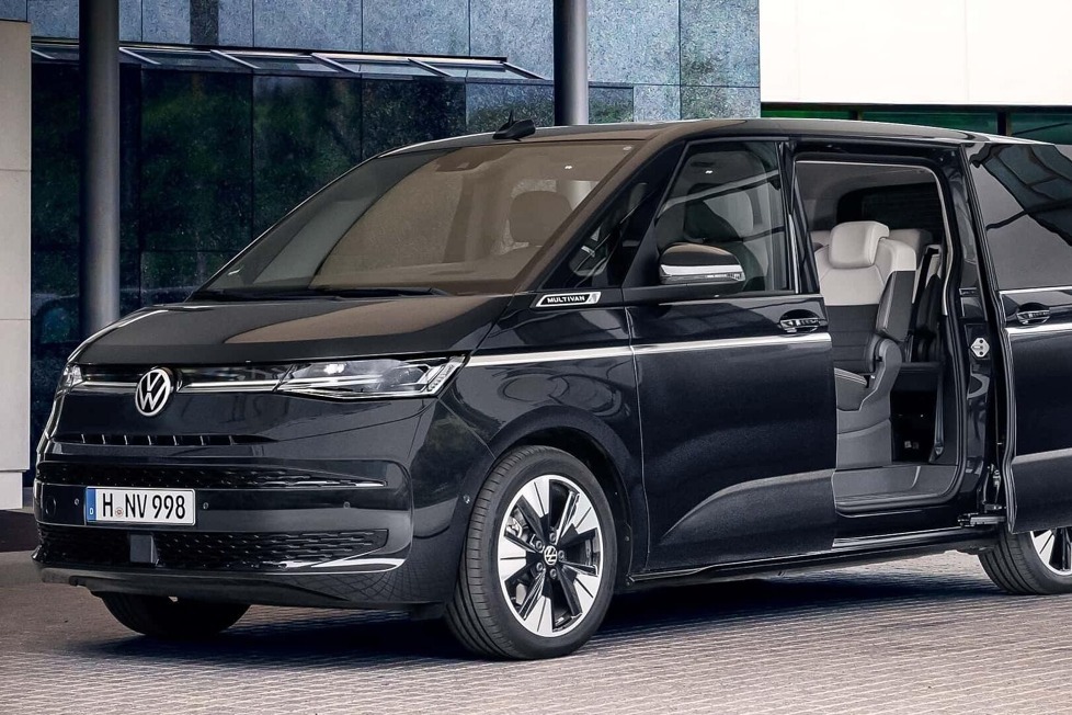 Ab Ende Mai 2025 ergänzt Volkswagen Nutzfahrzeuge das Programm beim Multivan um eine Variante mit acht Sitzen: Alles Details und der Preis