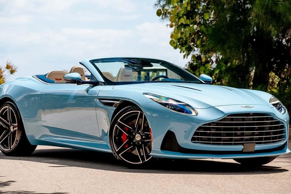 Aston Martin zeigt mit dem DB12 Volante 