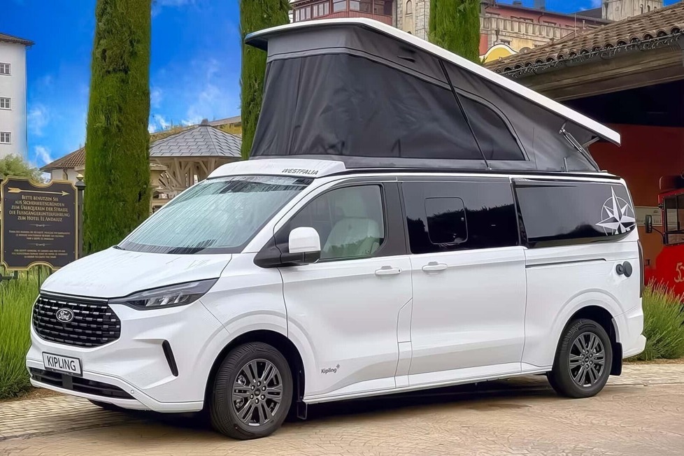 Ford Transit Custom-Campervan punktet mit festem Querbett, Toilette und cleverer Raumaufteilung