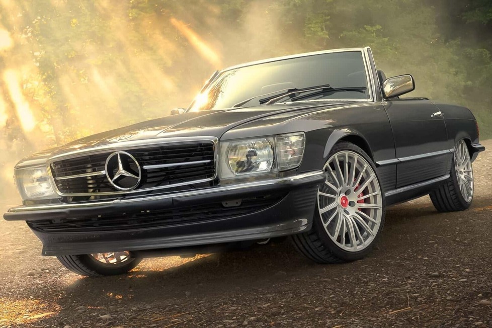 Altes Auto mit modernen Motor: Darf man das? Pogea Racing hat jetzt einen starken R107-Restomod mit AMG-Antrieb auf die Räder gestellt