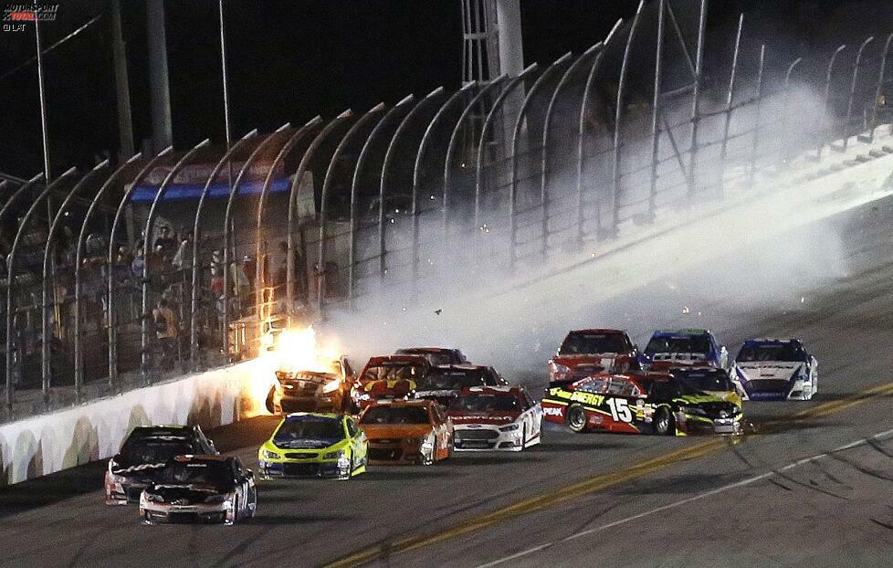 Letzte Runde im Budweiser-Duel 2 und Jimmie Johnson hat keinen Sprit mehr. Es kracht, wieder ein Big-One, wieder Johnson.