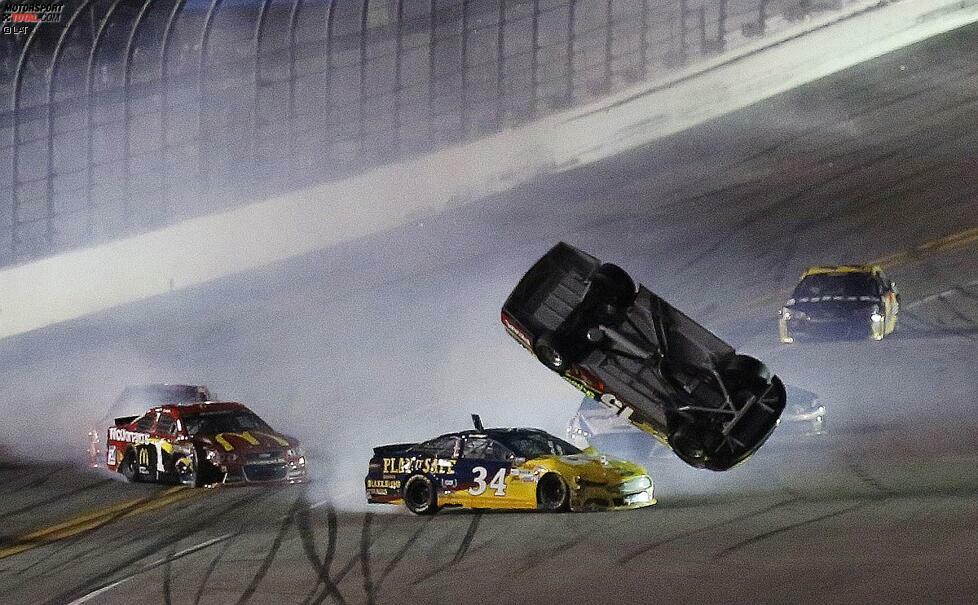 Am Schlimmsten erwischt es Clint Bowyer, der in seinem Waltrip-Toyota einen Salto zeigt.