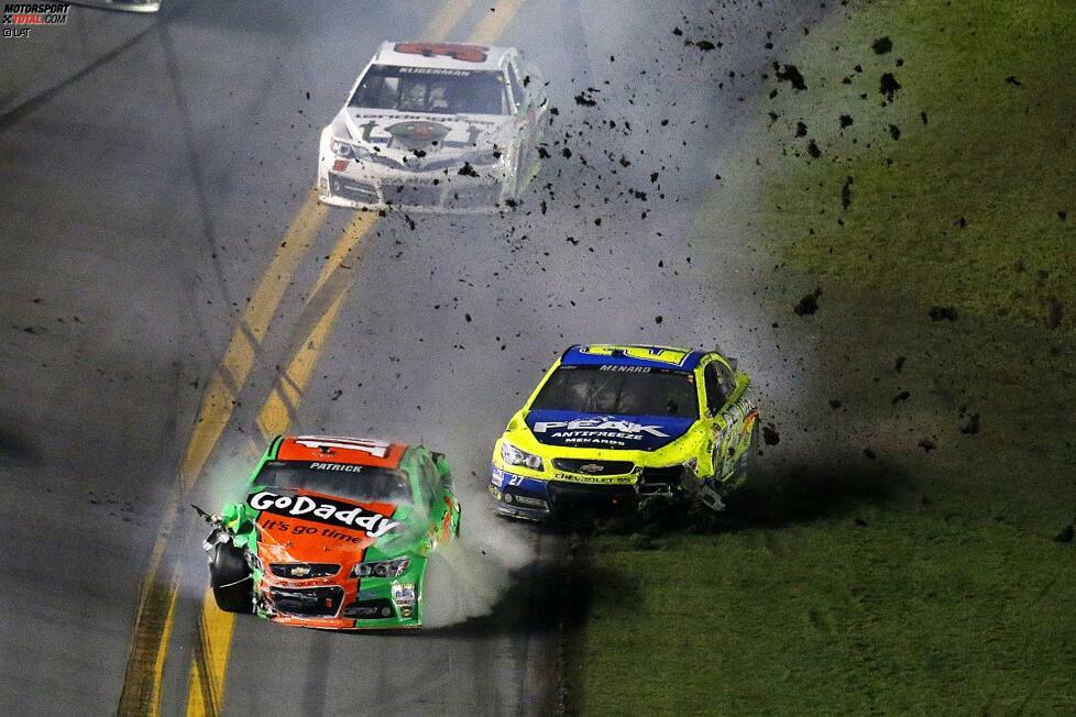 Vorne rechts ist bei Danica alles kaputt, der Streifschuss von Paul Menard hilt auch nicht.