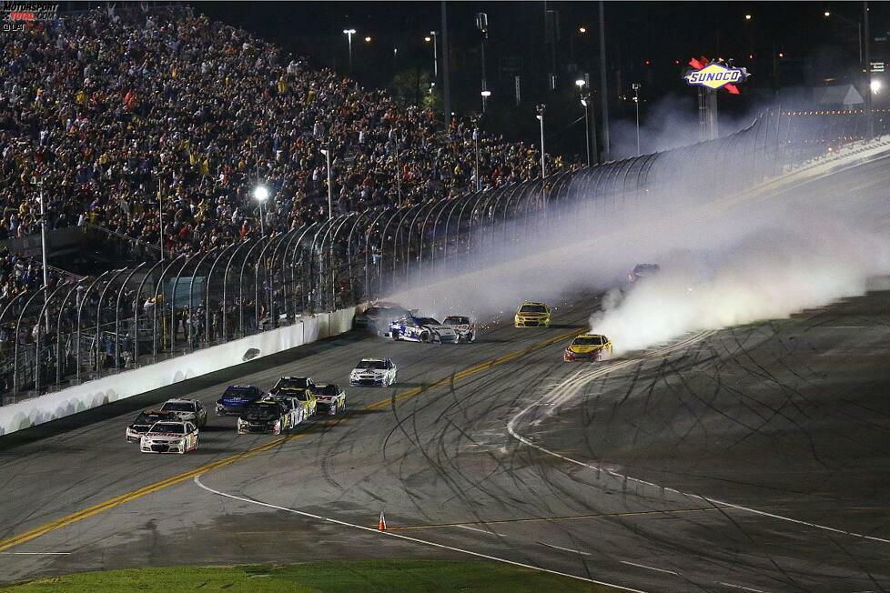Auch im Zielsprint kracht es gewaltig. Auslöser sind Kyle Busch und Kevin Harvick.