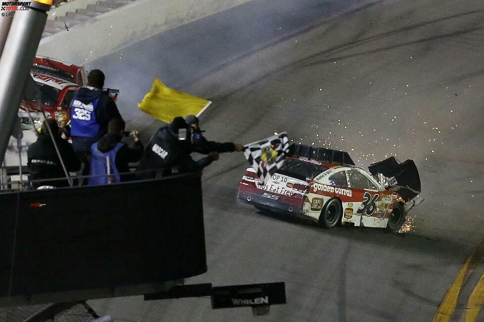 Das hat zur Folge, dass der Baldwin-Chevy von Reed Sorenson die Ziellinie rückwärts überquert.