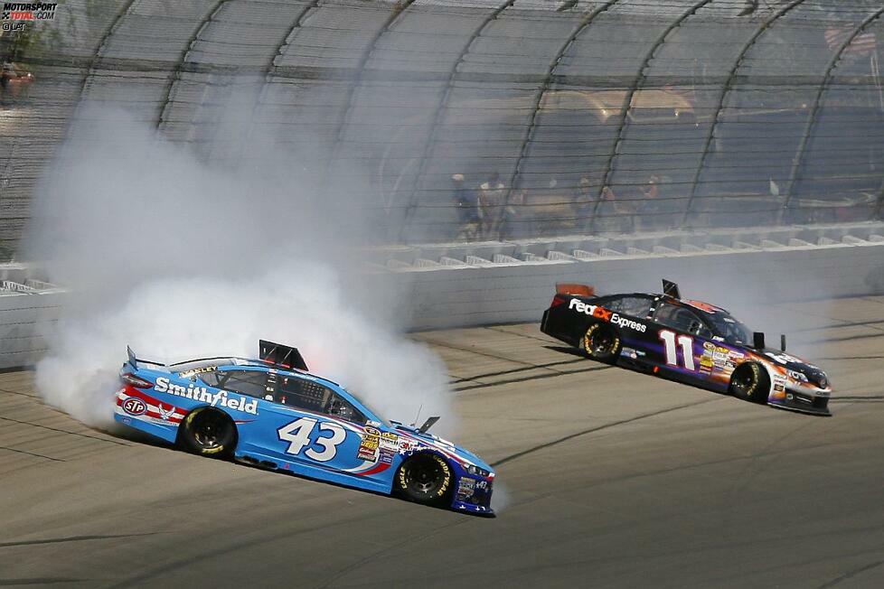 ... während sich Aric Almirola und Denny Hamlin im NASCAR-Paardrehen üben. Diese Disziplin ist übrigens (noch) nicht olympisch.