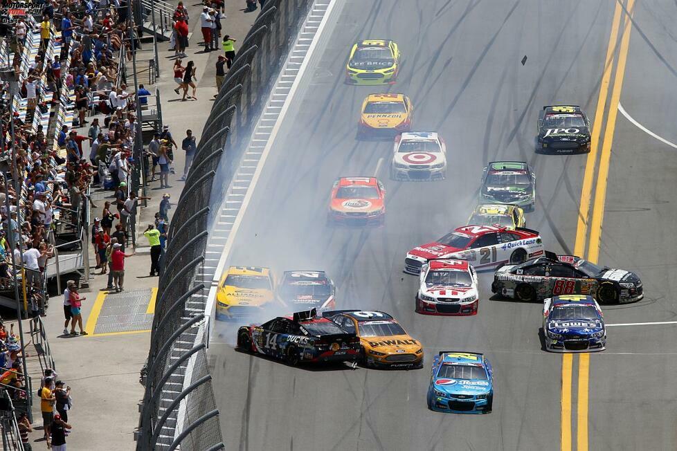 Daytona im Juli und es kracht natürlich. Hier erwischt es unter anderem Tony Stewart und Ricky Stenhouse Jr.