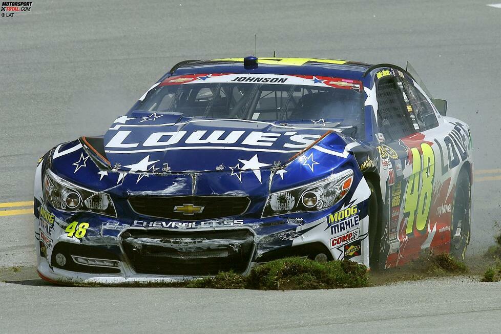 Natürlich kommt Jimmie Johnson auch nicht ohne Schrammen durch.