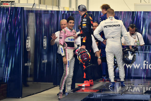 Die Szene des Grand Prix von Brasilien: Max Verstappen schubst Esteban Ocon, den er später einen "Idioten" und eine "Pussy" schimpfen wird, gleich mehrfach. Die Szene des Grand Prix von Brasilien: Max Verstappen schubst Esteban Ocon, den er später einen "Idioten" und eine "Pussy" schimpfen wird, gleich mehrfach.