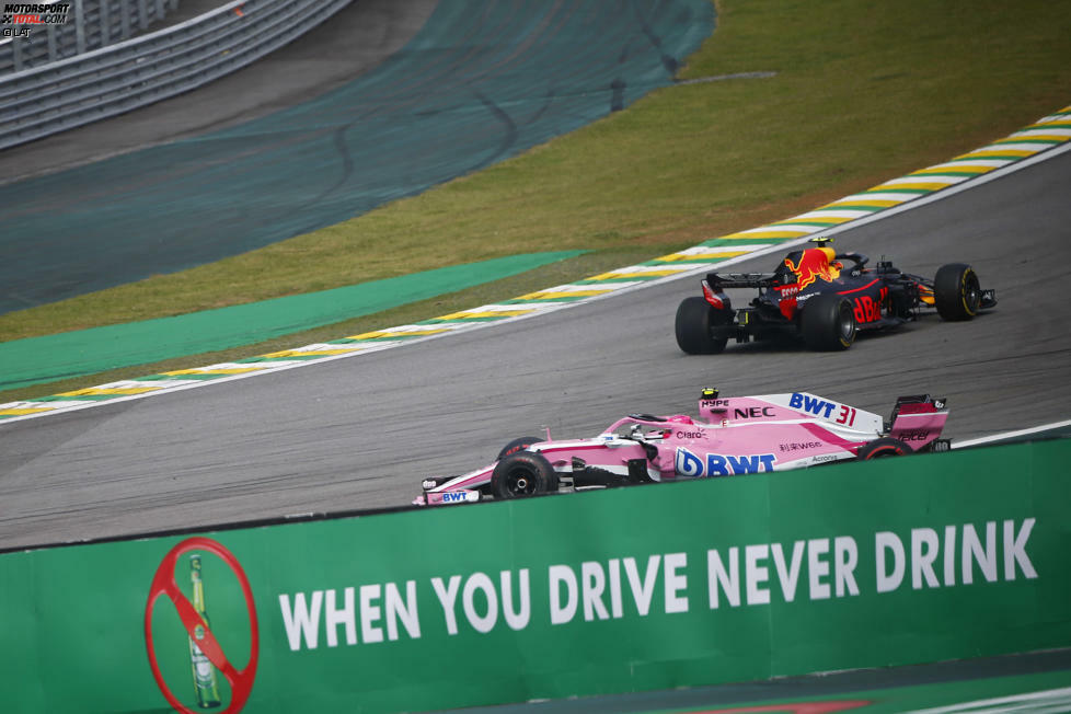 Verstappen kann zwar weiterfahren, zeigt Ocon noch den Stinkefinger, ...