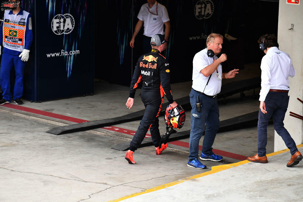 ... aber das empfindet Verstappen genauso: Vor Wut zerfressen trabt er entschlossenen Schrittes an FIA-Mann Jo Bauer vorbei ...