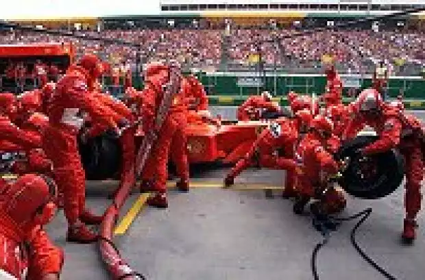 Michael Schumacher beim Boxenstopp Titel-Bild zur News: Michael Schumacher beim Boxenstopp