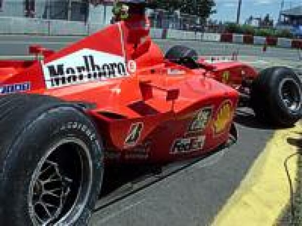 Titel-Bild zur News: Barrichellos zerstörter Ferrari
