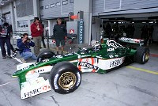 Titel-Bild zur News: Eddie Irvine bei der Ausfahrt aus der Garage