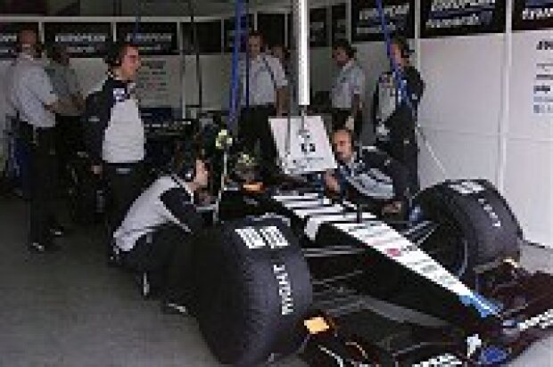 Titel-Bild zur News: Tarso Marques in seinem Formel-1-Boliden in der Minardi-Box
