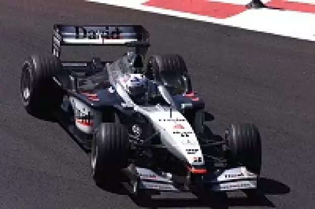 David Coulthard im MP4-16 Titel-Bild zur News: David Coulthard im MP4-16