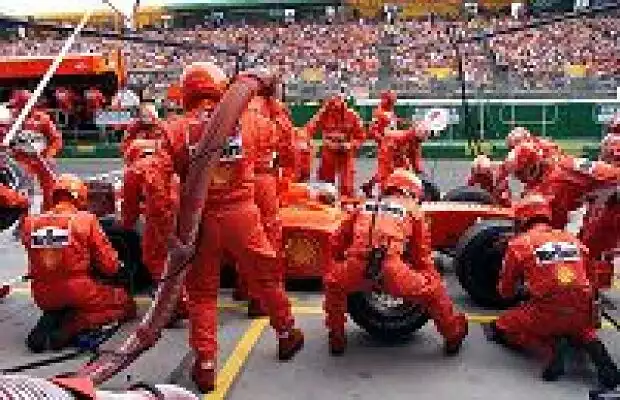 Rubens Barrichello beim Boxenstopp Titel-Bild zur News: Rubens Barrichello beim Boxenstopp