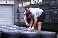 Zwei Techniker des Teams markieren die Reifen