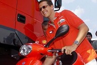 Michael Schumacher bei der Ankunft im Fahrerlager