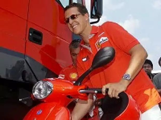 Michael Schumacher bei der Ankunft im Fahrerlager Titel-Bild zur News: Michael Schumacher bei der Ankunft im Fahrerlager