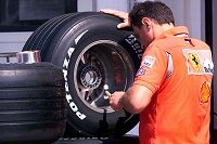 Ein Ferrari-Ingenieur prüft die Reifen von Bridgestone