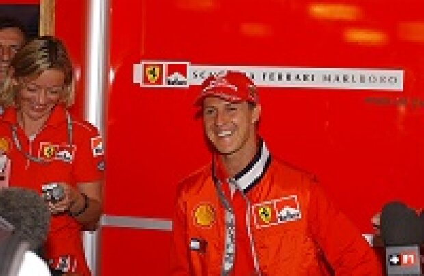 Titel-Bild zur News: Michael Schumacher im Gespräch mit der Formel-1-Presse