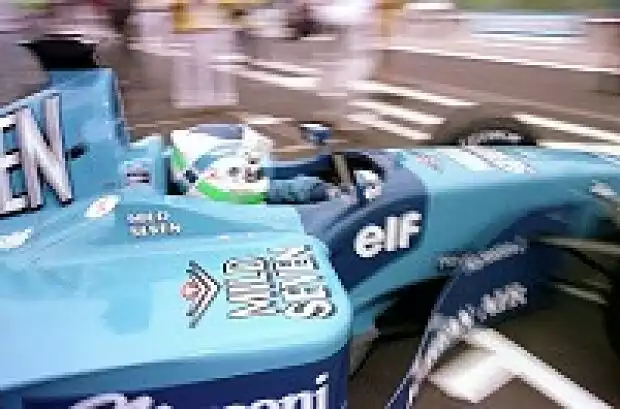 Giancarlo Fisichella bei der Ausfahrt aus der Garage Titel-Bild zur News: Giancarlo Fisichella bei der Ausfahrt aus der Garage