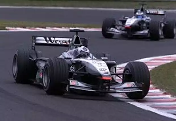 Titel-Bild zur News: David Coulthard vor Mika Häkkinen im MP4-16
