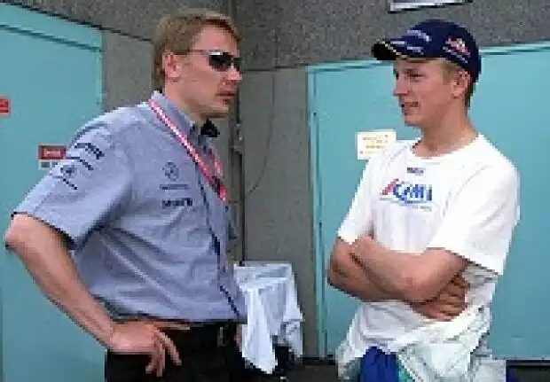 Mika Häkkinen unterhält sich mit Kimi Räikkönen Titel-Bild zur News: Mika Häkkinen unterhält sich mit Kimi Räikkönen